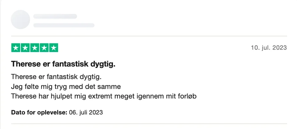 Trustpilot-anmeldelse med fem stjerner fra juli 2023. Anmelderens navn er skjult.